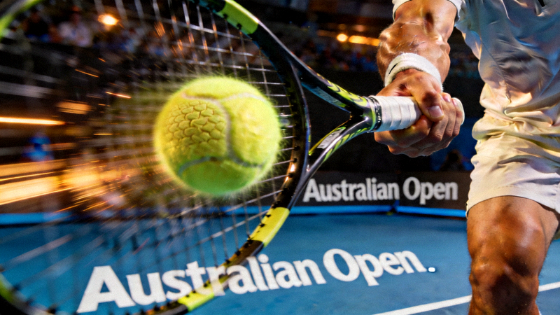 澳大利亚网球公开赛男单决赛精彩对决直播 - 球员正手击球特写